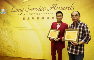 Professor Lai Ching-lung, Simon K Y Lee Professor in Gastroenterology, Chair of Medicine & Hepatology of Department of Medicine, Li Ka Shing Faculty of Medicine (left), and Mr Franky Lau Chi-hung from the School of English are presented with 45-year Long Service Awards by HKU.